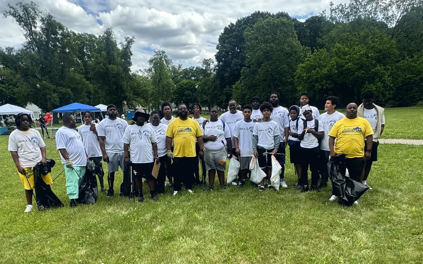 A large crowd of Detroit young people and volunteers